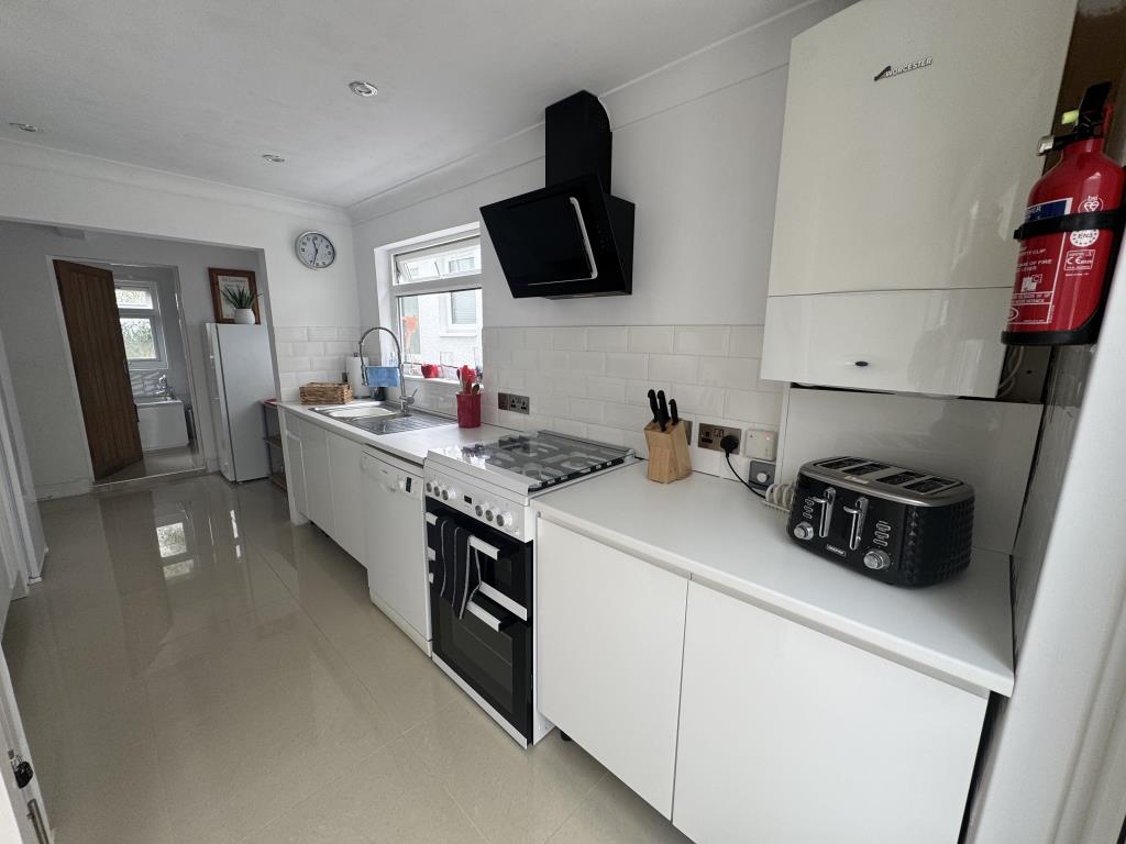 Lot: 127 - DETACHED BUNGALOW WITH ANNEXE AND FURTHER POTENTIAL - Kitchen